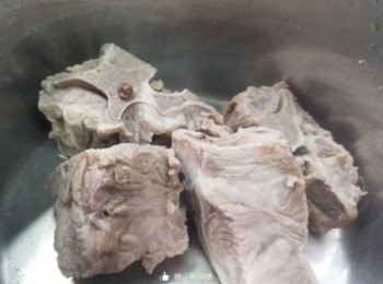 step3: 將豬骨汆水，備用。將沙葛去皮及切厚片。