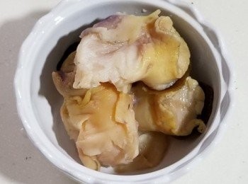 step2: 將螺頭用水稍為浸一浸，再用細牙刷刷去表面嘅污穢
 再除去螺頭的殼，並將螺頭開邊切半備用。
猴頭菇需要先稍作沖洗，再剪成小塊，備用。