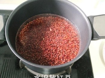 step3: 煲水水滾後放紅豆下去，水滾後熄火焗兩小時