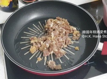step9: 熱鑊下油，炒香牛肉，