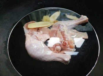 step1: 鍋內入凍水放入5~8片姜片、約10ml料酒、放入雞腿煲滾煮3分鐘后熄火燜10 分鐘，然后再開火煮2分鐘熄火再燜5 分鐘。我自己覺得這樣做出來的雞腿很滑。你也可以用自己的方法。