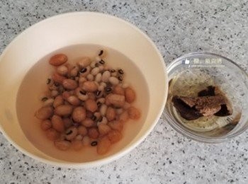 step1: 花生、眉豆及陳皮浸洗，備用。