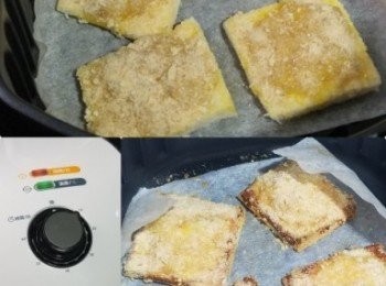 step3: 將蝦蓉均勻塗抹於白麵包之上，再掃上蛋液，沾上麵包糠，備用，將舊蝦多士放入 免油健炸寶，再以160度烤焗10分鐘，即成