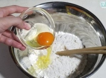 step1: 倒出一包芝士波波粉，再加入雞蛋及牛油並攪勻，將牛奶加入芝士波粉團
