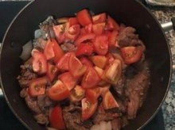 step5: 放入蕃茄和蕃茄泥拌炒；