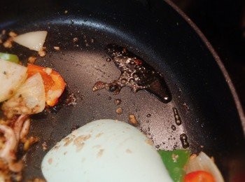 step9: 加入磨豉醬，糖翻炒，並在鑊邊加入一湯匙生抽放在鑊旁，等一下讓它焦香，再混和材料兜炒，頓時令菜式變得有鑊氣，大大提昇了香氣和味道。