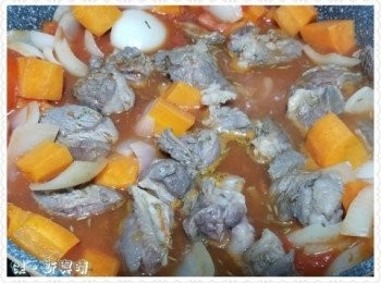 step3: 可加入少量水、冰糖及豉油稍作調味，待大滾之後就可以轉為細火慢煮約45分鐘即可，將先前預留嘅蕃茄及洋蔥放入，再煮15分鐘即成。