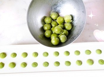 step1: 抹茶餡做法:
先將糖同抹茶粉撈勻...加入牛奶最細火煮溶..慢慢加入澄麵水攪拌..(呢個時候開始..你想要流心..定軟心..就要按自己喜好加多減少澄麵水..)完成後..就可倒入冰模內..放入冰格雪一晚..