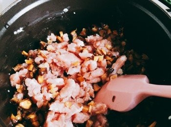 step4: 再下免治豬肉炒約3分鐘。