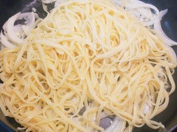 step11: 加入意粉炒勻並加適量的鹽調味。