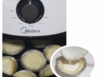 step4: 取出酥皮撻模，並用匙羹將芝士餡料平均倒入酥皮撻模中。
預熱氣炸鍋後，將芝士酥皮撻放入。 以180度烤焗約 8至 10分鐘，即成