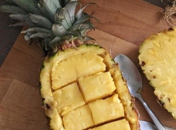 step1: 將菠蘿打直切去1/3，用刀和匙羹將菠蘿肉刮出後，切小粒。