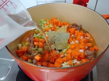 step6: 分別加入香葉、紅甜椒粉, 胡椒粉、 香草及黑胡椒碎;  注入雞湯及清水