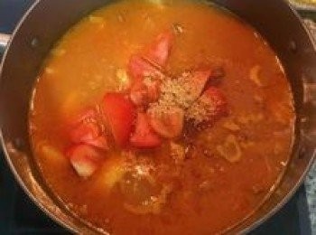 step10: 把預留的蕃茄切塊後加入，並放入糖，蓋鍋蓋中小火煮5分鐘即可，食用時可放入蔥花；