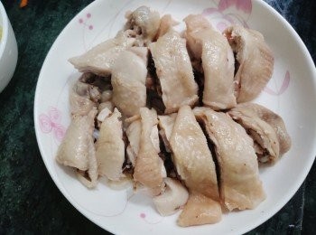 step2: 撈出瀝幹水份切件放盤中