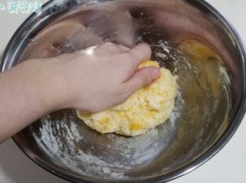 step2: 以手搓壓芝士波粉團，搓勻粉團後便可將粉團按喜好嘅大小備用。