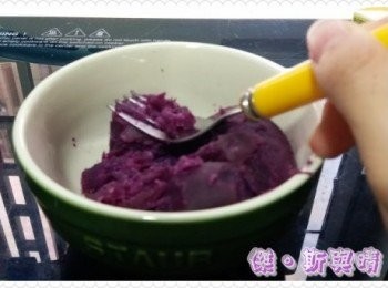 step1: 先取出紫薯, 輕輕清洗一下，再將紫薯隔水蒸熟。將已蒸熟嘅紫薯取出並去皮，再以叉將紫薯輕壓成紫薯蓉，備用