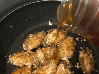 step5: 倒入蜜糖翻炒，讓每隻<a href="https://bit.ly/3zHU5V3" target="_blank" data-keyword="雞翼" class="guide-link"><strong>雞翼</strong></a> <span style="display:inline-block;vertical-align:middle;margin-top:-3px;color:initial;border-radius:3px;padding:2px 3px;font-size:12px;line-height:14px;background:#87d300;color:#fff;">即買</span> 都平均沾上蜜糖。