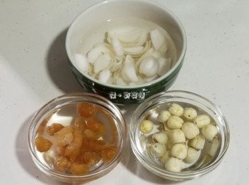 step1: 將新鮮嘅蓮藕洗淨，切成條片或小片，備用