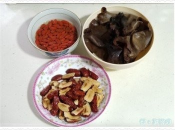 step1: 先將白背木耳以清水浸約一小時至軟身，紅棗洗淨，剪開並除去核，杞子以清水稍為浸泡一陣
