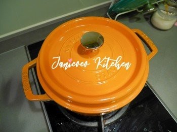 step6: 再把大蜆炒或焗至全熟。