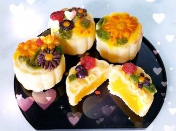 step8: 氣炸鍋200度預熱十分鐘...放入月餅..160度焗五分鐘..取出掃第一次薄薄蛋漿..風乾十分鐘..再掃第二次蛋漿..放回鍋內..焗四分鐘..