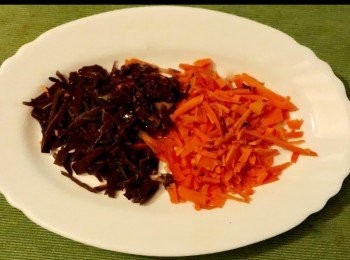 step4: 紅蘿蔔切絲及木耳切絲備用。