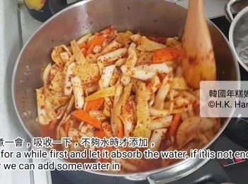 step8: 煮一會，吸收一下，不夠水時才添加(詳細可以留意影片。)