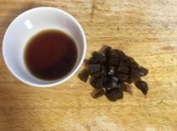 step3: 菜心切小塊；在菜心醬汁中加入米酒與醬油。