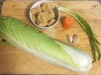 step1: 簡單的<span class="group_1">食材</span>就能煮出甜美的菜餚；將紅蘿蔔、蔥洗淨；