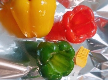 step7: 在椒表面薄薄掃上油。