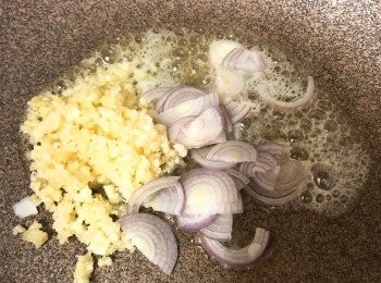 step5: 熱鑊下適量食油及牛油，倒入蒜蓉及乾蔥爆香。