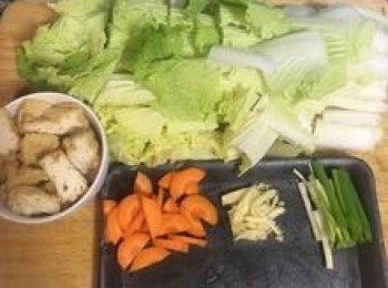 step2: 蒜頭拍扁去皮切片；紅蘿蔔切片；蔥切段；油豆腐斜角對切；天津大白菜切塊狀；