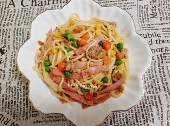 step11: 上碟食得。
小貼士：如果意粉是提前已煮好已瀝干水份。那么在第三步加入火腿絲后加入大約100ml的水或雞湯再加入意粉。火腿可改為煙肉或其它喜歡的肉類。也可以在第三步適當加點黑胡椒粉更惹味。