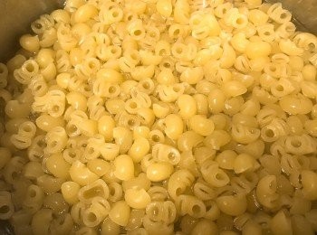 step4: 煮一鍋滾水，放入少許鹽及油，將通心粉煮至5成熟，瀝去水份傋用。