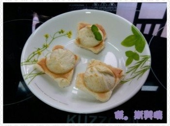 step3: 用叉及以手輔助，將麵包既四個角向中心輕壓，最後將夾餅機蓋上，等待指示燈由綠變為紅即可取出。