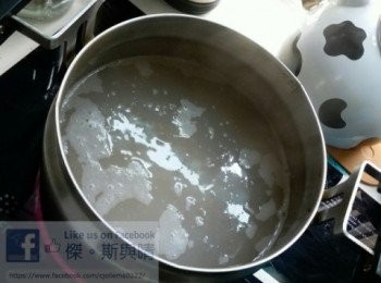 step1: 預早數小時將花生、麥米、糯米用水浸透
煮前將花生、麥米、糯米再過水洗淨
預備一煲水，煮滾備用
將花生、麥米、糯米放入煲中，以中火煲一個半小時即可