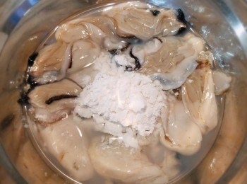 step1: 廣島蠔解涷後，將蠔及適量生粉拌勻在用清水洗乾淨，再過水3-4次直至水清(不要用水直接沖洗，因為蠔仔皮薄易破爛)，瀝乾備用。