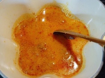 step3: 加入約半杯水煮開。