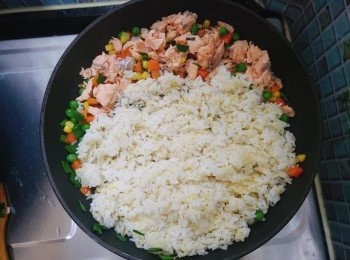 step5: 把白飯和其他所有材料加入炒均勻。