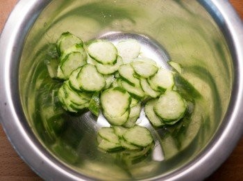 step1: 將小黃瓜切薄片，抹上一點鹽巴放置出水。