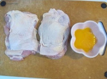 step1: 雞髀扒去皮後切粒, 加蛋黃及<span class="group_2">調味料</span>拌勻