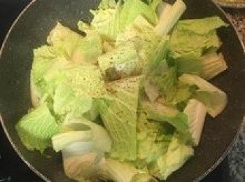 step8: 加入鹽與黑胡椒粉拌炒；