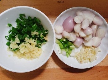 step3: 蔥花 姜茸  紅蔥頭 蒜碎準備好