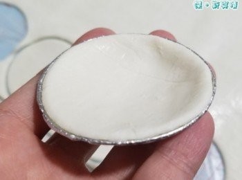 step1: 先將酥皮取出，並以刀模切出形狀，備用，將酥皮放入撻模，並以手指輕按以令酥皮貼服於撻模上， 用小叉係酥皮上戳出小孔透氣，再放入冰箱冷藏30分鐘。

小提示:
戳小孔透氣係為咗預防酥皮脹起，
但要小心唔好戳穿個皮喔！
唔係就會穿，流晒啲餡出來架啦！