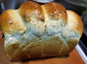 step2: 麥方包做法:
用190g牛奶慢慢加入搓成麵糰（可用手搓或廚師機搓） 
當所以材料搓成麵糰後加入30g牛油再搓揉 ，麵糰要搓揉到用手拉開出現薄膜及光滑