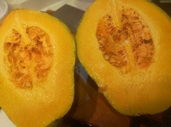 step2: 南瓜去籽去皮，南瓜部份切薄片，部份可以切厚身或用生果挖球工具挖出球體。