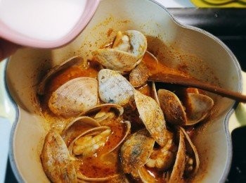 step6: 倒入生粉水埋薄芡，關火。