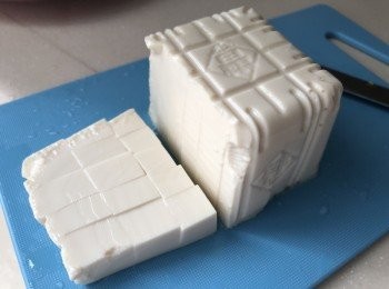 step2: 將豆腐、本菇切粒