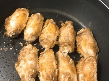 step2: 將<a href="https://bit.ly/3zHU5V3" target="_blank" data-keyword="雞翼" class="guide-link"><strong>雞翼</strong></a> <span style="display:inline-block;vertical-align:middle;margin-top:-3px;color:initial;border-radius:3px;padding:2px 3px;font-size:12px;line-height:14px;background:#87d300;color:#fff;">即買</span> 煎至兩面金黃色，盛起。